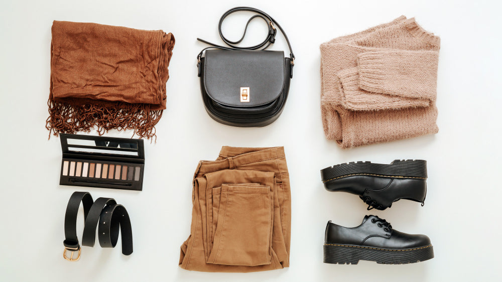 Garderobă capsulă: 4 accesorii din piele care se potrivesc cu orice ținută