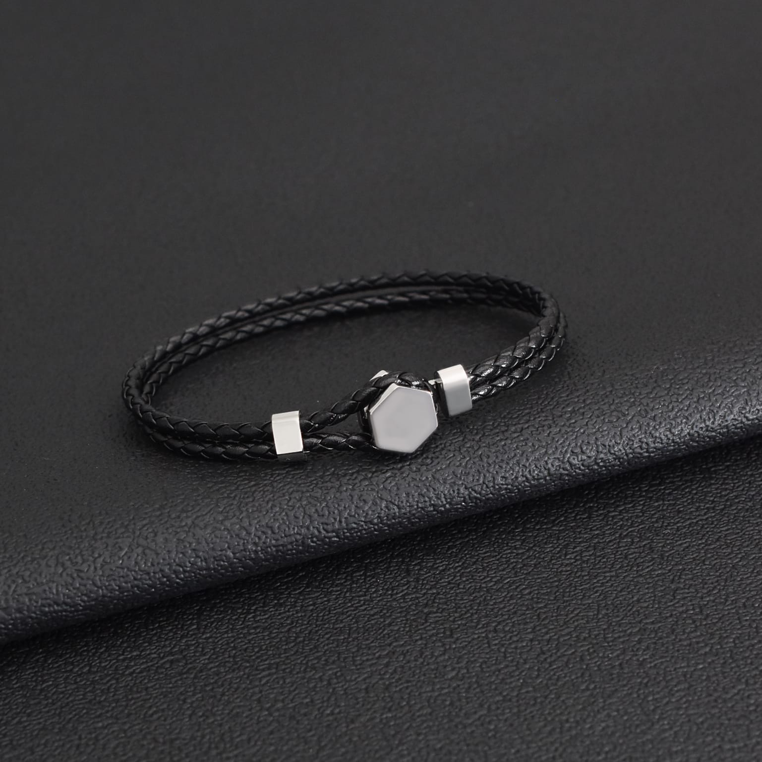 Bratara-barbati-piele-naturala-negru-Hexagon1